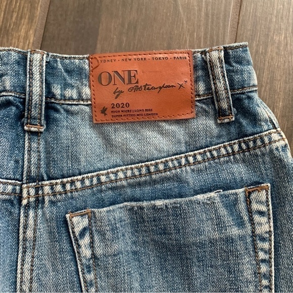 One by One Teaspoon 2020 High Rise Denim Pencil Skirt Frayed Hems Sz 22 - Picture 10 of 11